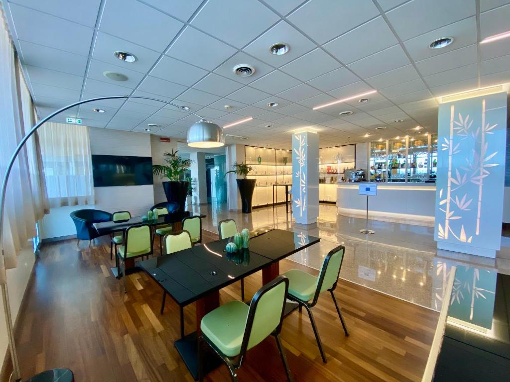 a dining room with a table and chairs at Barion Hotel & Congressi in Bari
