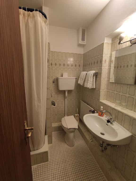 Koupelna v ubytování Condi Hotel