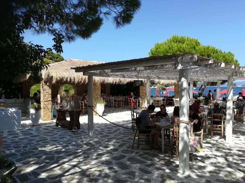 Reštaurácia alebo iné gastronomické zariadenie v ubytovaní Villa Louisa