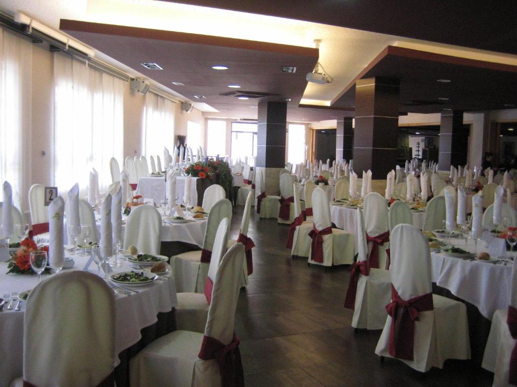 Un restaurante o sitio para comer en Hospedium Hotel Los Periquitos