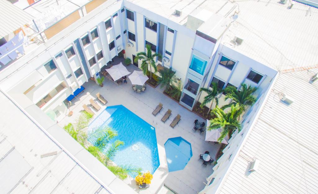 薩利納斯的住宿－Hotel Presidente Beach Salinas，享有带游泳池的大楼的顶部景致