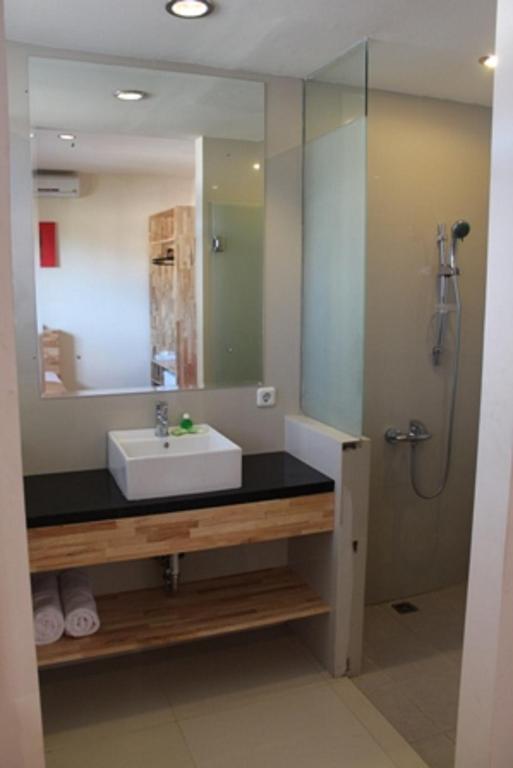 Koupelna v ubytování Hotel Karthi Kuta