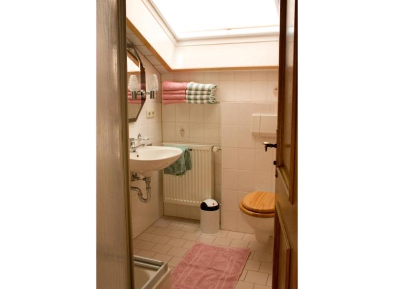 een badkamer met een wastafel en een toilet bij Haus Steinbrecher in Anger