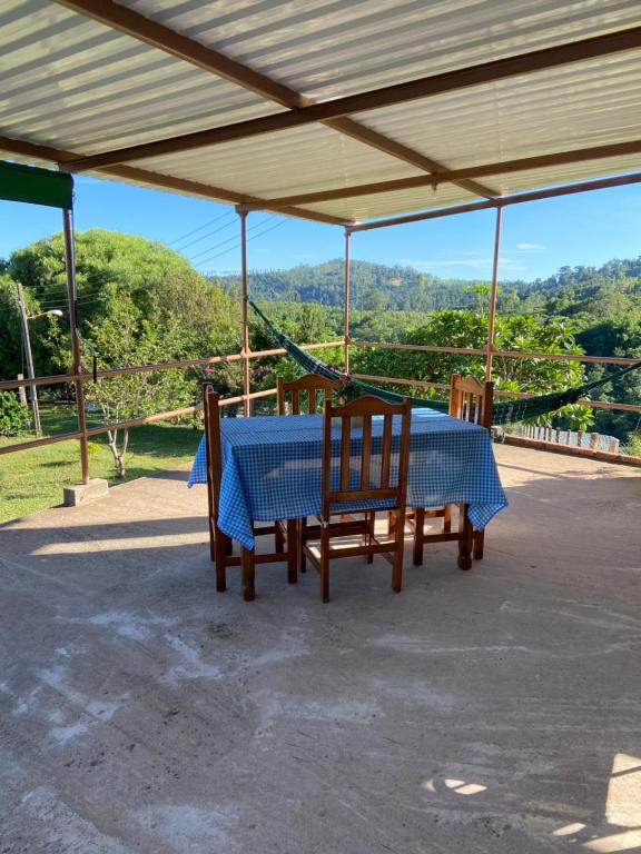 a table and chairs under a pavilion with a view at Sítio Alvorada - Paraíso localizado no Circuito das Águas Paulista in Amparo