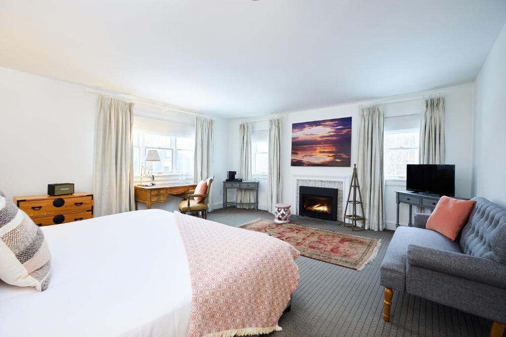 Shelter Harbor Inn - Deluxe King Room