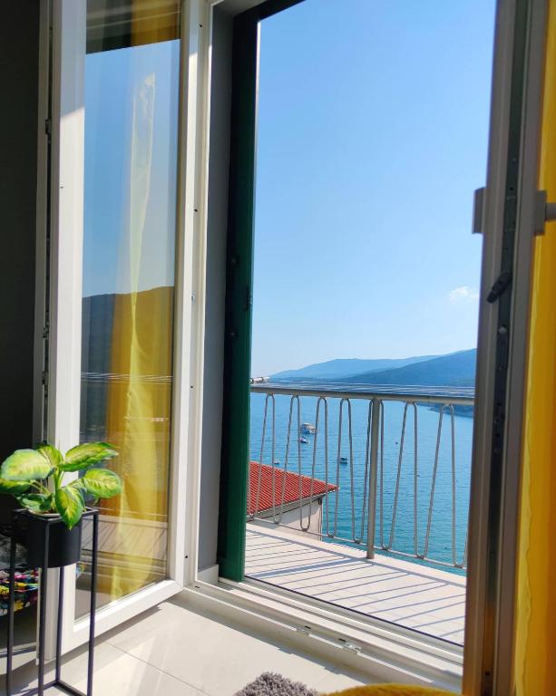 a balcony with a view of the water at Apartment Noemi with a direct beach view in Rabac