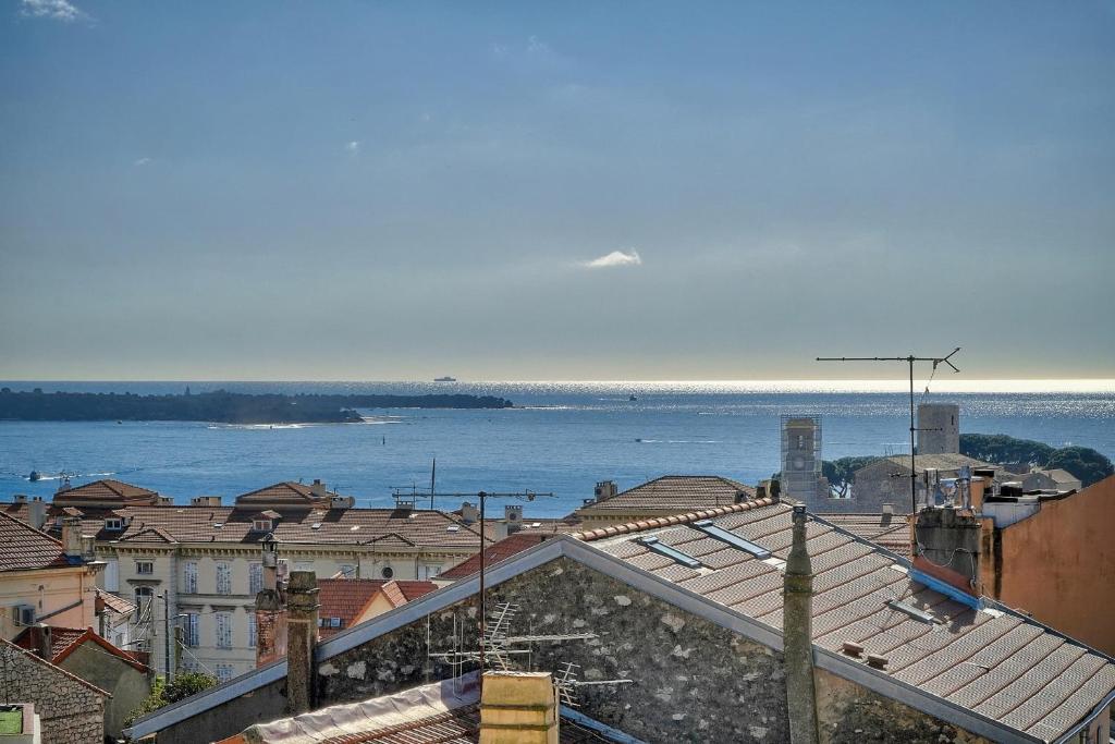 Vue sur une ville avec l'océan en arrière-plan dans l'établissement IMMOGROOM - Bourgeois building - Quiet - Parking - Sea view, à Cannes