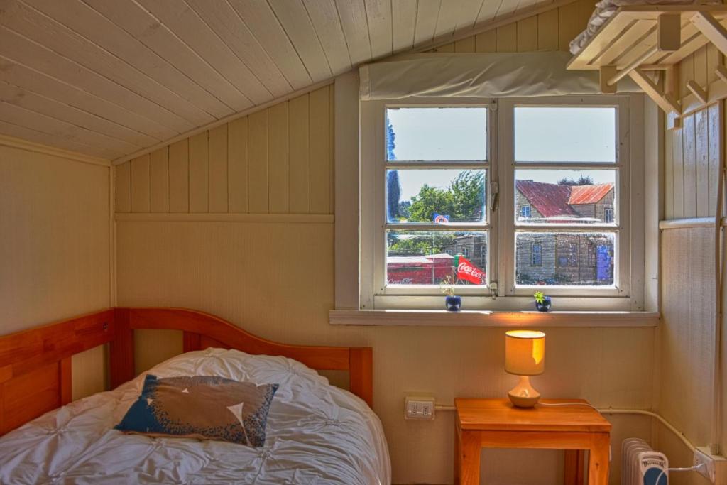 Postel nebo postele na pokoji v ubytování Hostal Triwe