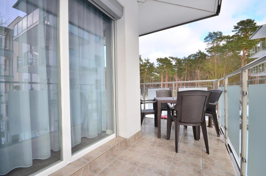 Balkón nebo terasa v ubytování APARTAMENT - DZIWNÓWEK - LEŚNE TARASY - 45B/10 - 150 M OD MORZA