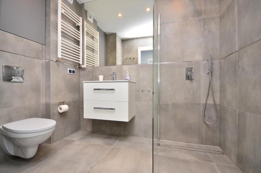 Koupelna v ubytování APARTAMENT - DZIWNÓWEK - LEŚNE TARASY - 45B/10 - 150 M OD MORZA