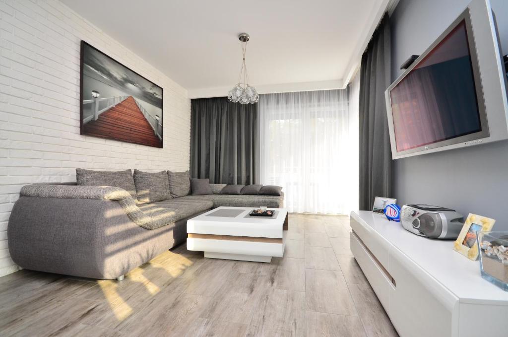 TV a/nebo společenská místnost v ubytování APARTAMENT - DZIWNÓWEK - LEŚNE TARASY - 45B/10 - 150 M OD MORZA