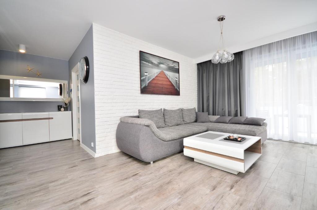 Kuchyň nebo kuchyňský kout v ubytování APARTAMENT - DZIWNÓWEK - LEŚNE TARASY - 45B/10 - 150 M OD MORZA