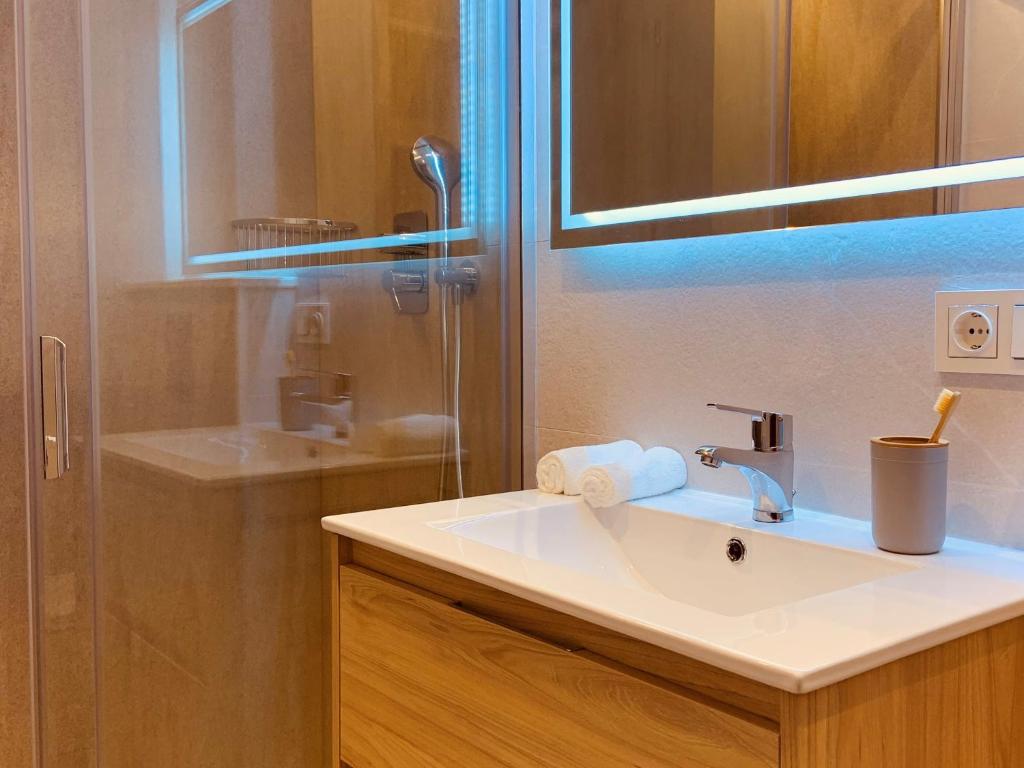 A bathroom at Apartamentos Maren
