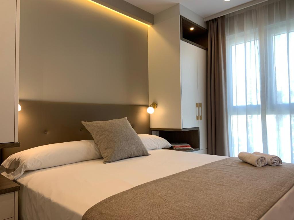 A bed or beds in a room at Apartamentos Maren