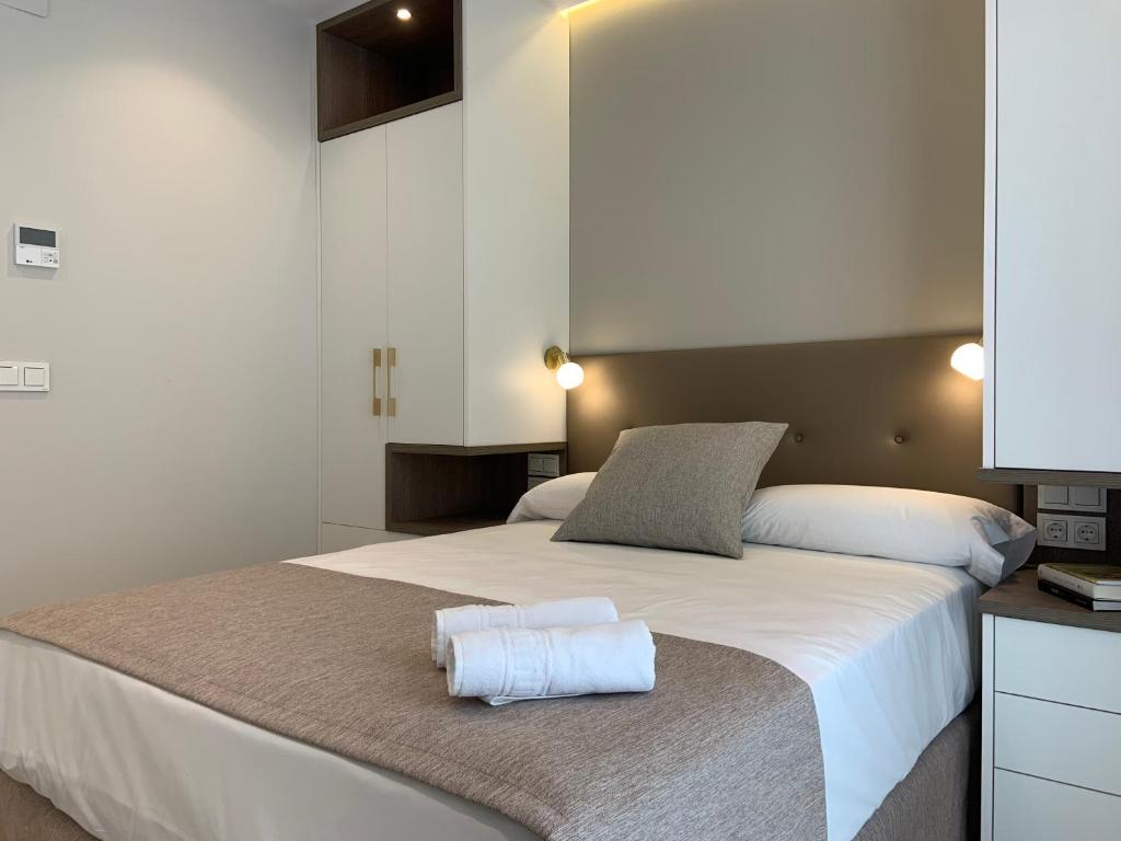 A bed or beds in a room at Apartamentos Maren