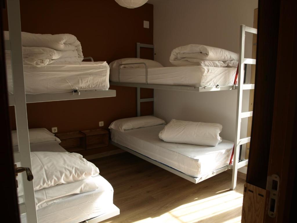A bed or beds in a room at Albergue Fresno de Cantespino - La Tormenta