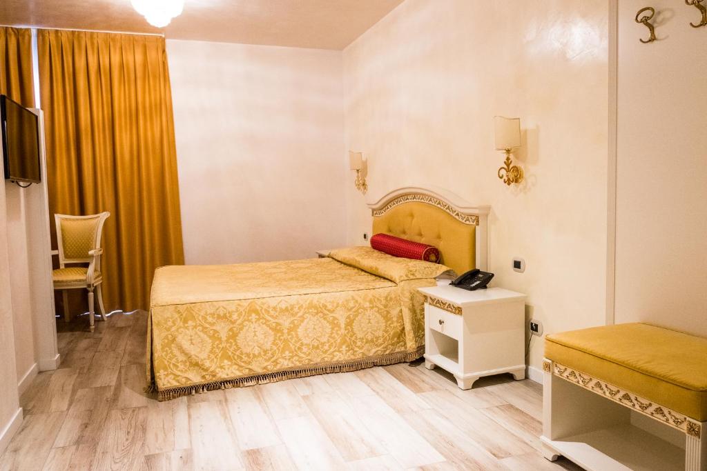 Llit o llits en una habitació de Palace Hotel & SPA La CONCHIGLIA D' ORO