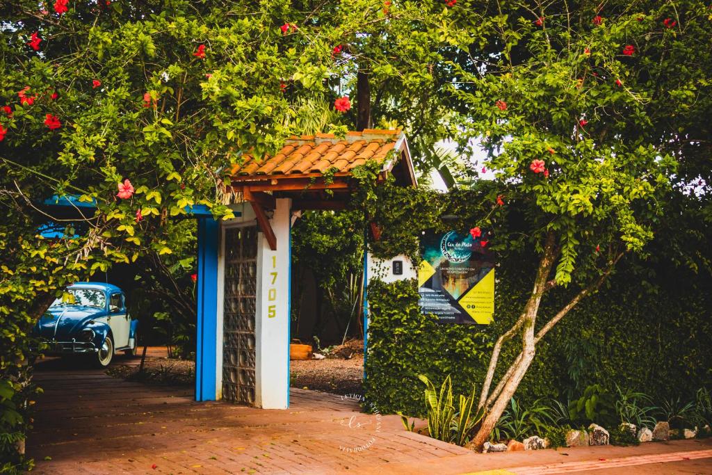 多拉杜斯的住宿－Céu do Mato - Hospedagem Domiciliar，旁边一个小棚子,旁边停着一辆汽车
