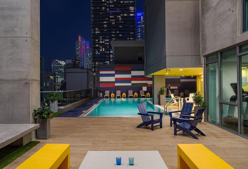 Bazén v ubytování Hotel Indigo Miami Brickell by IHG nebo v jeho okolí