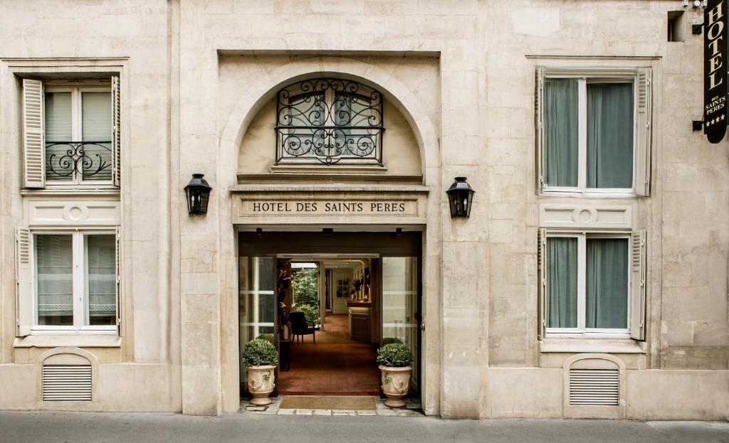 Hôtel des Saints Pères - Esprit de France في باريس: مبنى مع مدخل الى مخرج فندق simmensbambly