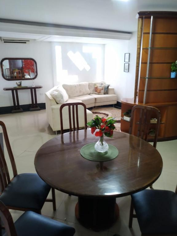  Casa com piscina no centro de Foz