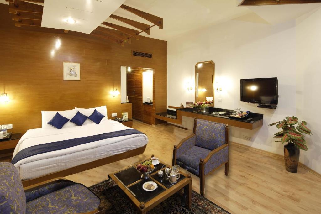 TV a/nebo společenská místnost v ubytování Manuallaya The Resort & Spa
