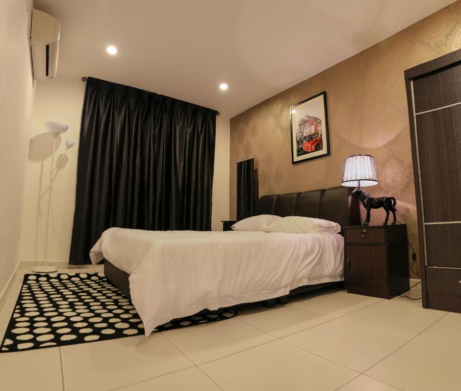 Un dormitorio con una cama grande y una ventana en Ipoh Apartment, en Ipoh