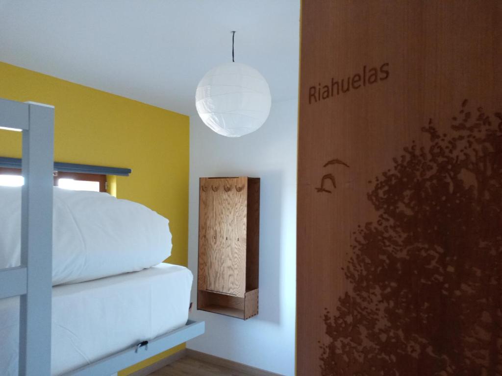 A bed or beds in a room at Albergue Fresno de Cantespino - La Tormenta