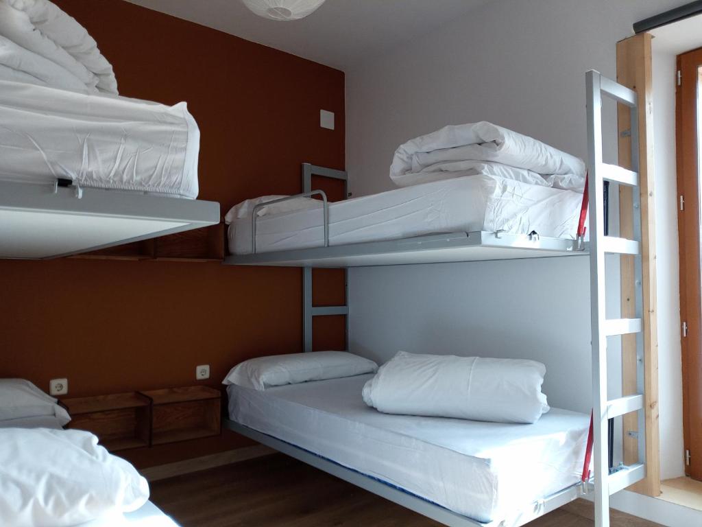 A bed or beds in a room at Albergue Fresno de Cantespino - La Tormenta