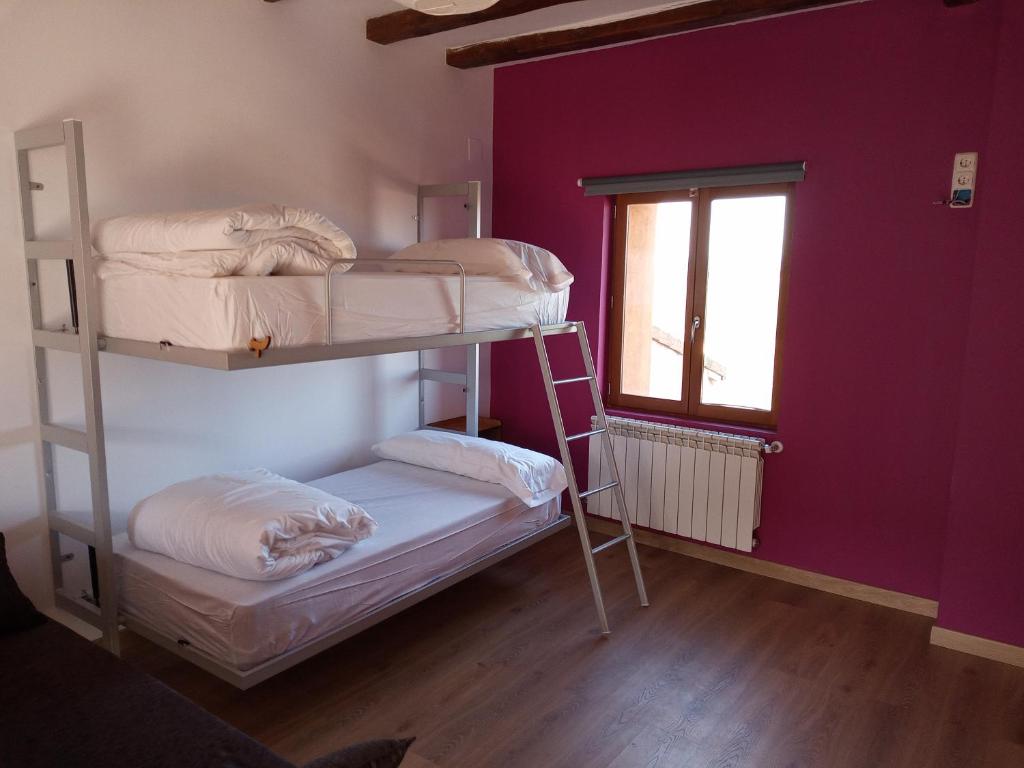 A bed or beds in a room at Albergue Fresno de Cantespino - La Tormenta
