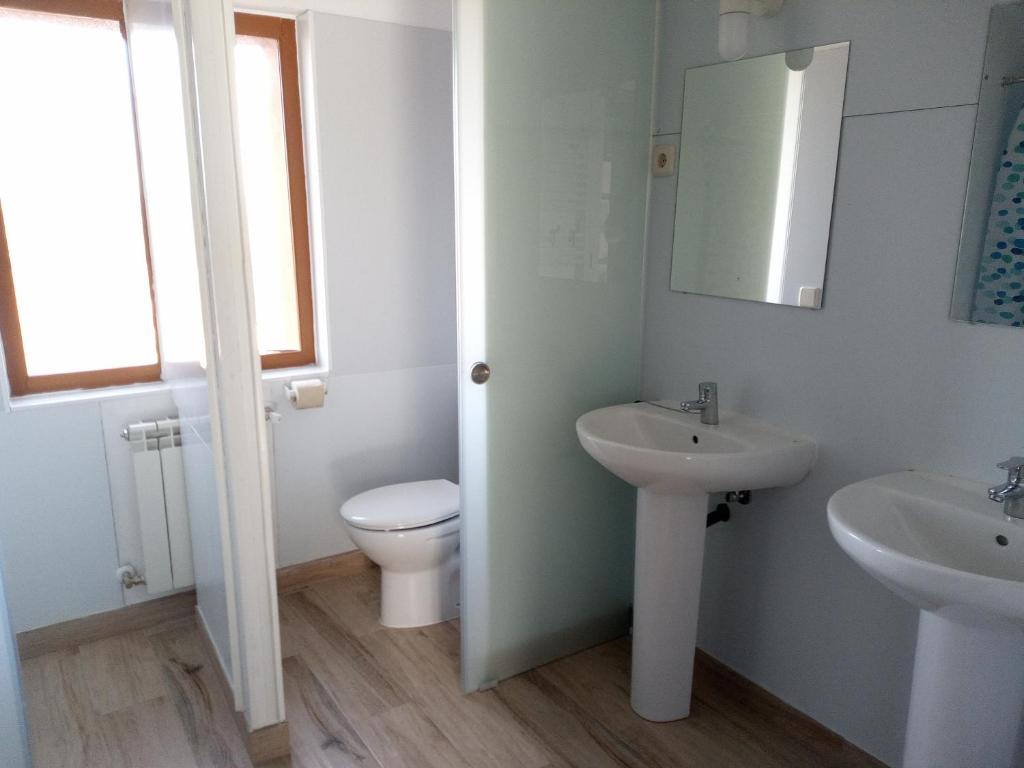 A bathroom at Albergue Fresno de Cantespino - La Tormenta
