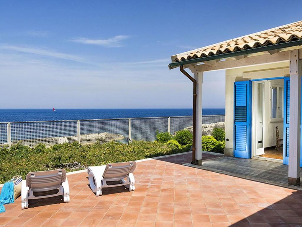 アウグスタにあるBelvilla by OYO Villa Ala Ottoの海を背景にパティオ(椅子2脚付)