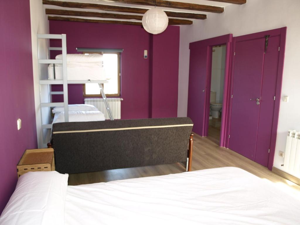 A bed or beds in a room at Albergue Fresno de Cantespino - La Tormenta