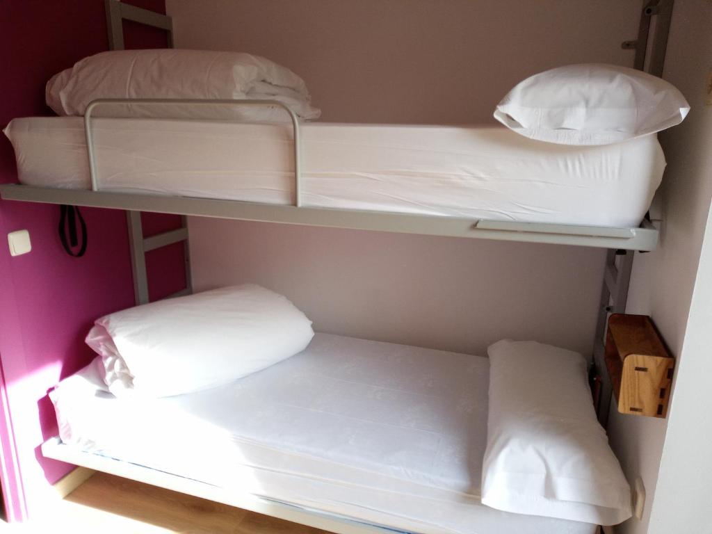 A bed or beds in a room at Albergue Fresno de Cantespino - La Tormenta
