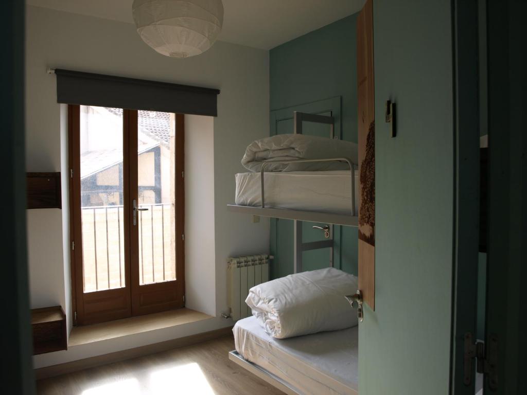 A bed or beds in a room at Albergue Fresno de Cantespino - La Tormenta