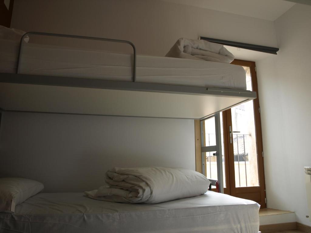 A bed or beds in a room at Albergue Fresno de Cantespino - La Tormenta