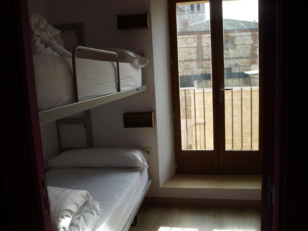 A bed or beds in a room at Albergue Fresno de Cantespino - La Tormenta