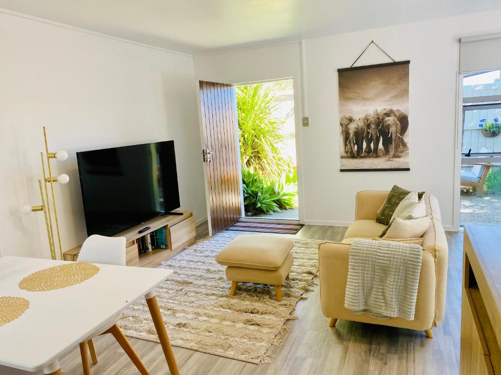 TV a/nebo společenská místnost v ubytování Takapuna Guest House
