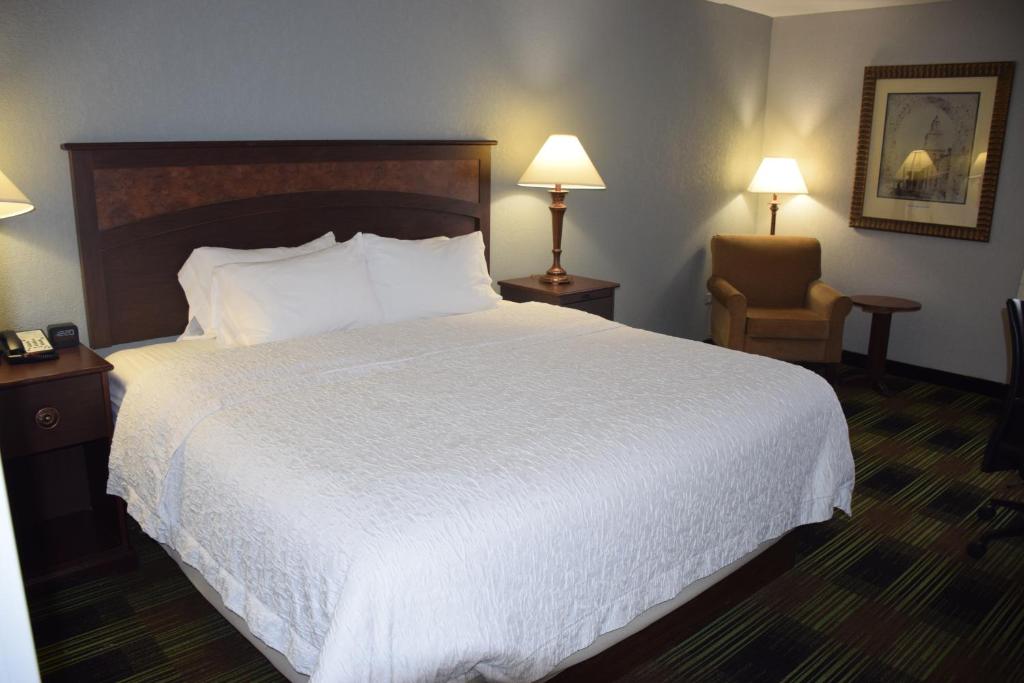 Postel nebo postele na pokoji v ubytování Wingate by Wyndham Baltimore BWI Airport
