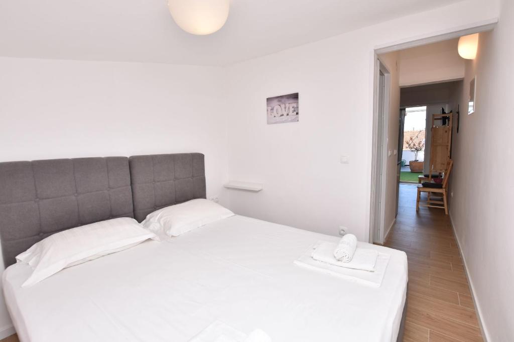 Postel nebo postele na pokoji v ubytování Apartments Nina