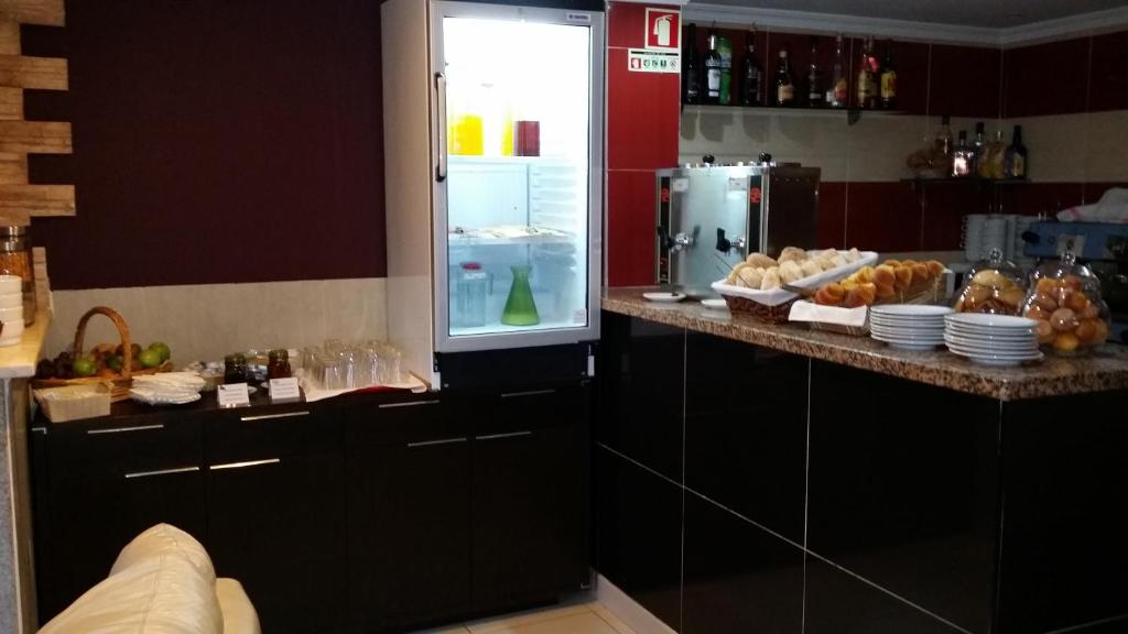 una cucina con bancone e cibo di Residencial Pinto a Guarda