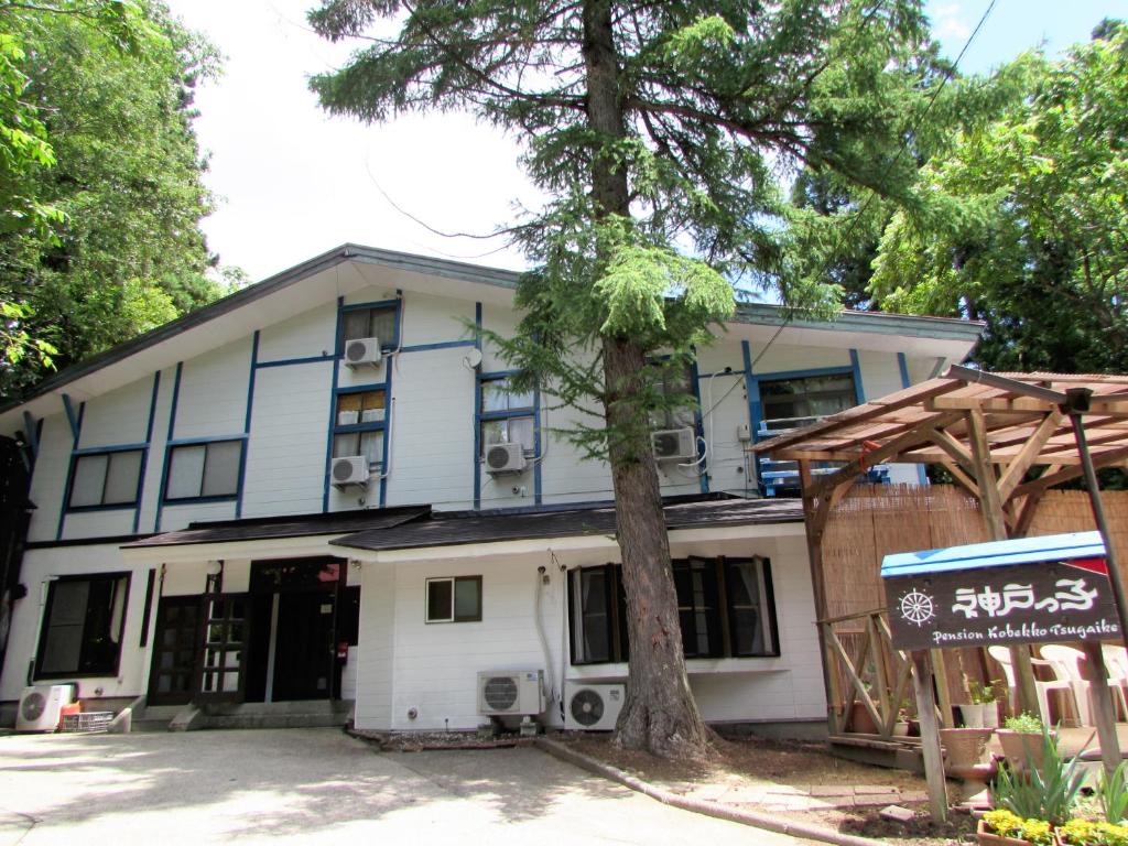 小谷村にあるペンション神戸っ子の木の前の建物
