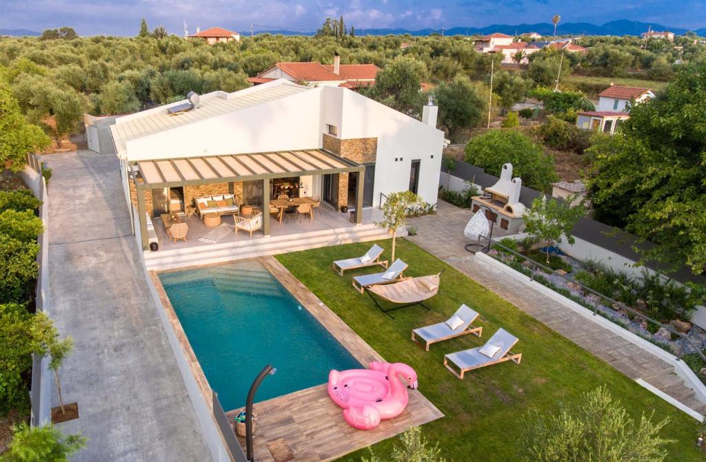 una vista aerea di una casa con un maiale in cortile di Luxury Country House a Mavrommátion