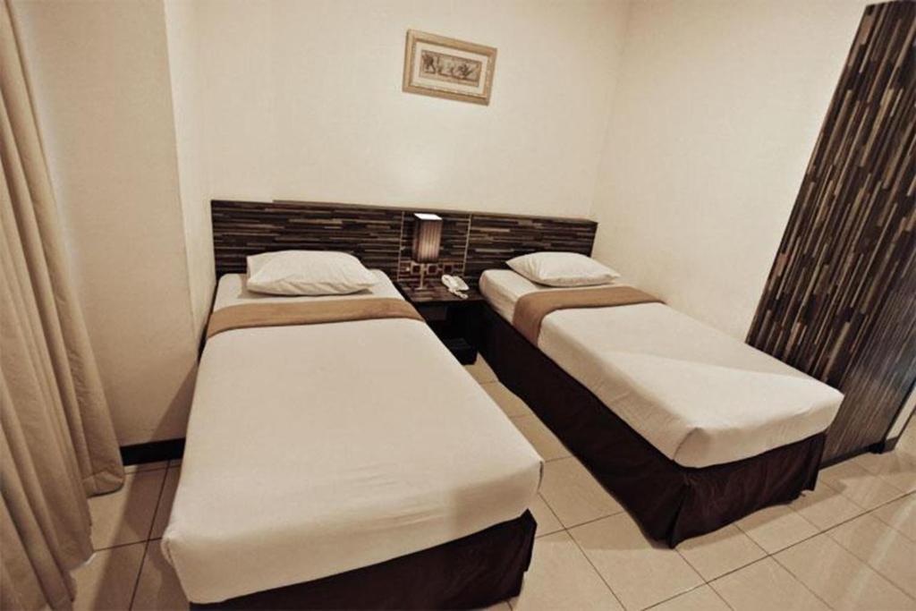 Tempat tidur dalam kamar di N2 Hotel Gunung Sahari