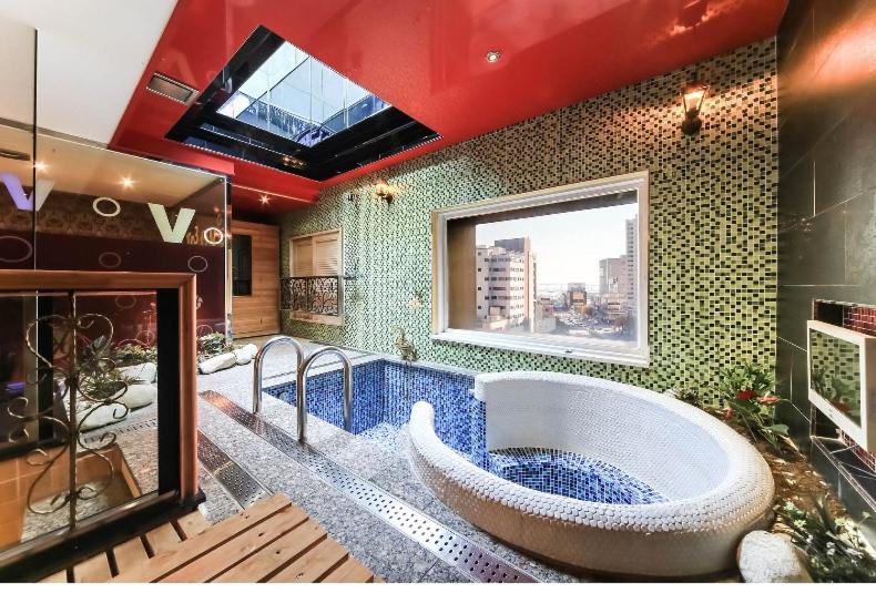 釜山的住宿－Vov Hotel，带浴缸和大窗户的大浴室