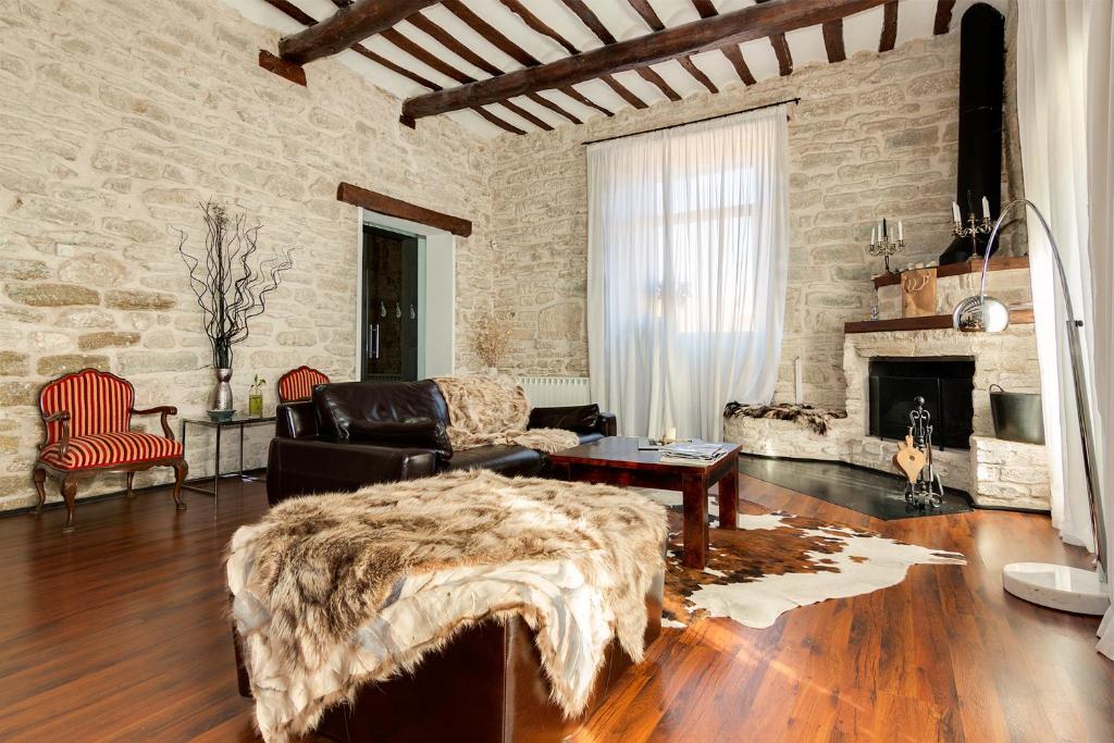 - un salon avec un canapé et une cheminée dans l'établissement El Palacete del Obispo, à Quintanilla-San García