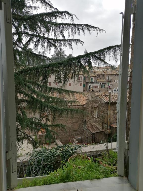 z otwartego okna z widokiem na miasto w obiekcie La Maisonette del Borgo w mieście Ronciglione