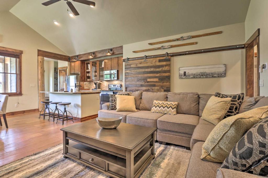 una sala de estar con un sofá y una mesa en Walk to Main St and Marina Grand Lake Cabin!, en Grand Lake