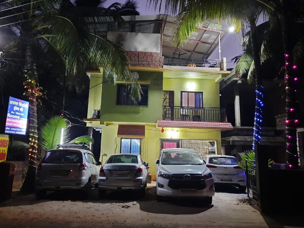 un grupo de coches estacionados frente a un edificio en Kshanbhar Vishranti Home Stay en Malvan