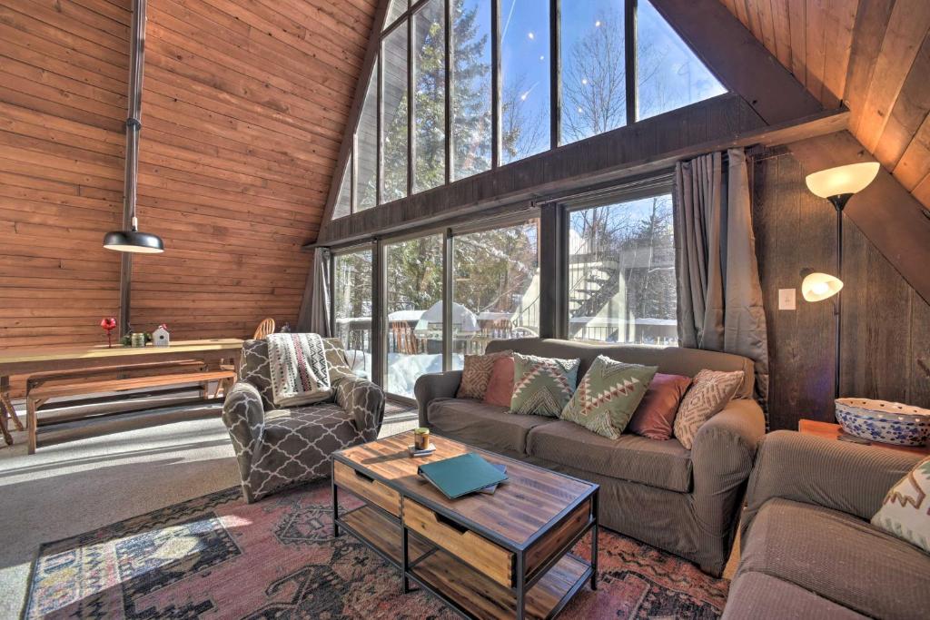 Χώρος καθιστικού στο Cozy A-Frame Cabin with Pool Table 8 Mi to Mt Snow!